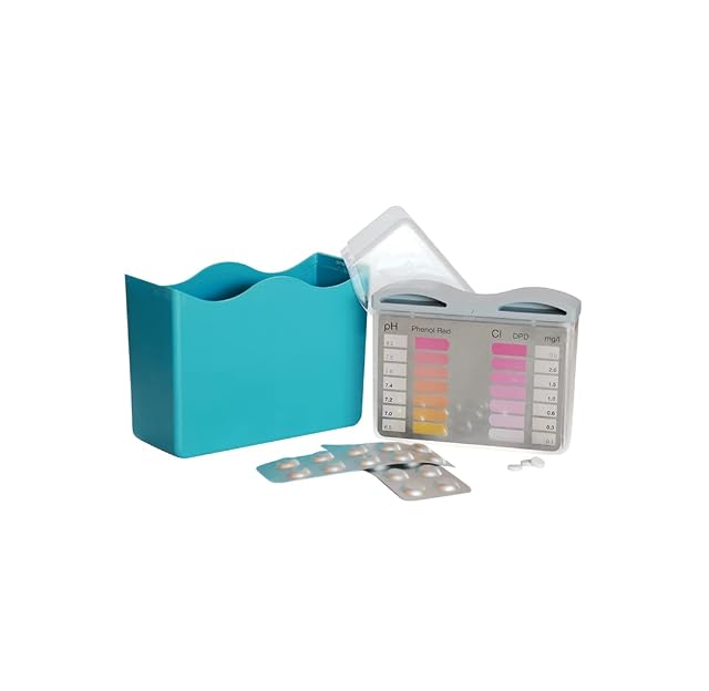 Pooltester Bayrol con dos cámaras de medida separadas para pH y cloro, junto a pastillas de rojo de fenol y de DPD 1